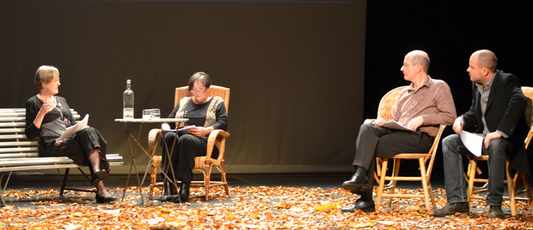 Elisabeth Bollinger, Yvette Chassagne, Claude Gélébart, Paul Eguisier
lors de la lecture du 2 décembre 2011
au Centre Culturel Robert Margerit d'Isle, Les 4 echos